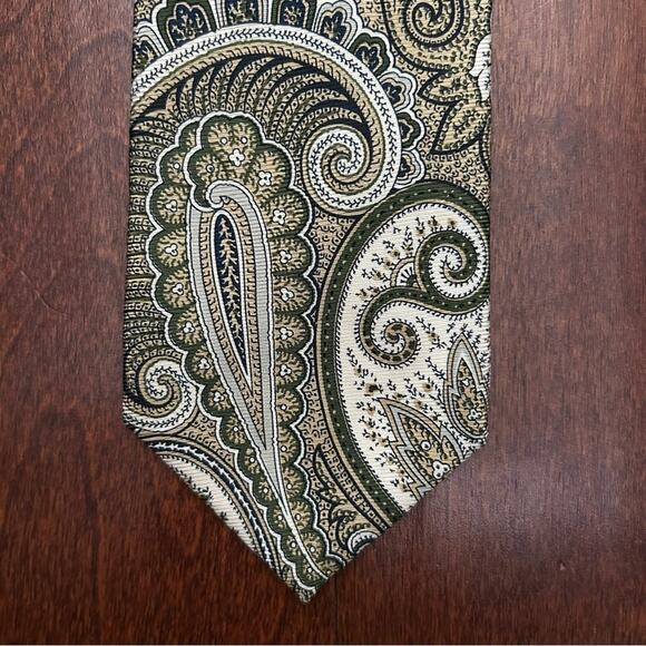 Brooks Brothers Green and Cream Paisley Tie - Picture 6 of 11